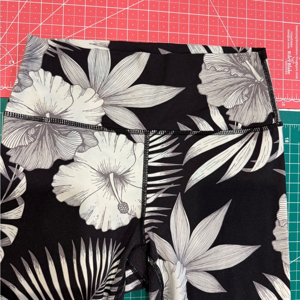 Spiritual Gangster Leggings Tropical Floral Yoga Pants Black White High Rise S - Picture 6 of 8